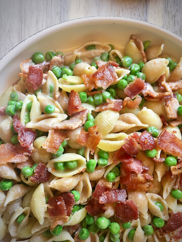 One Pot Alfredo Pasta with Bacon and Peas - The Skinnyish Dish