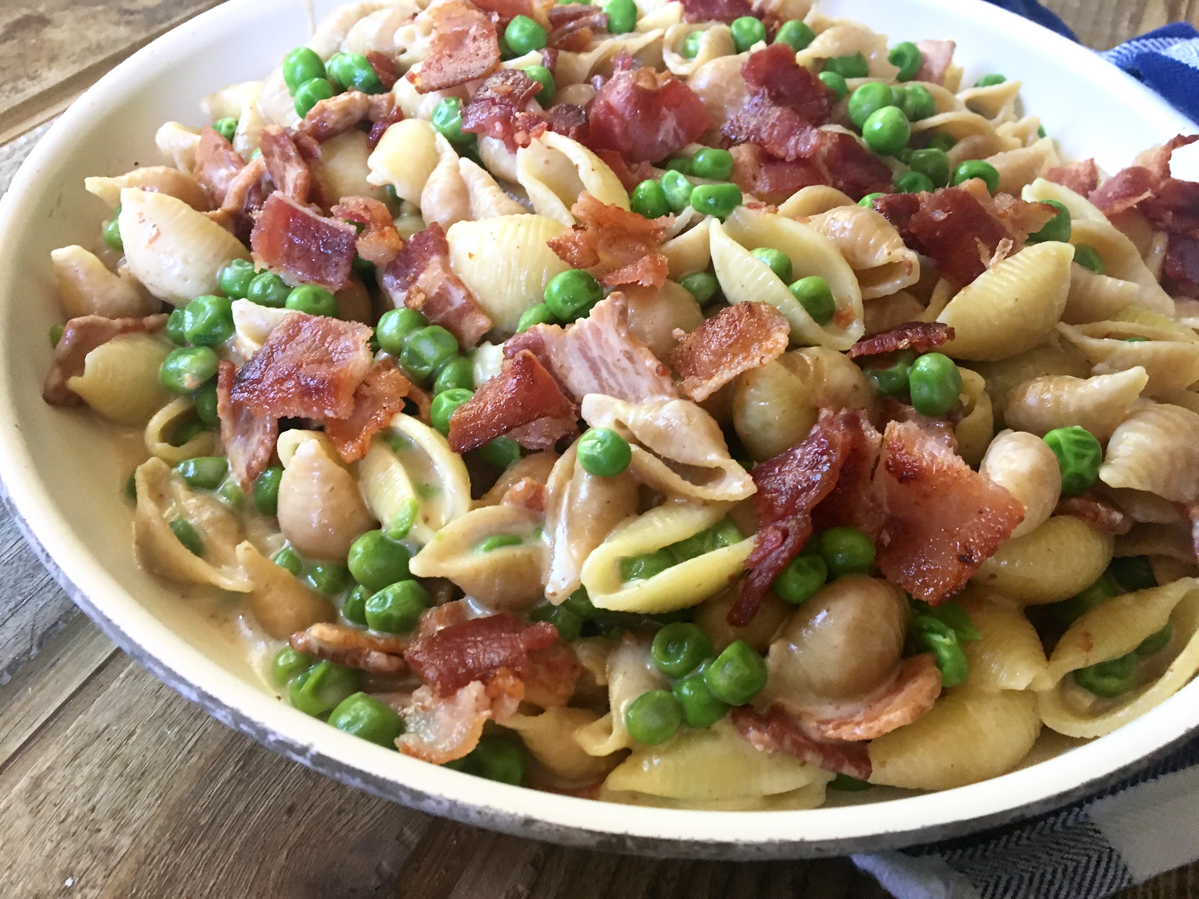 One Pot Alfredo Pasta with Bacon and Peas