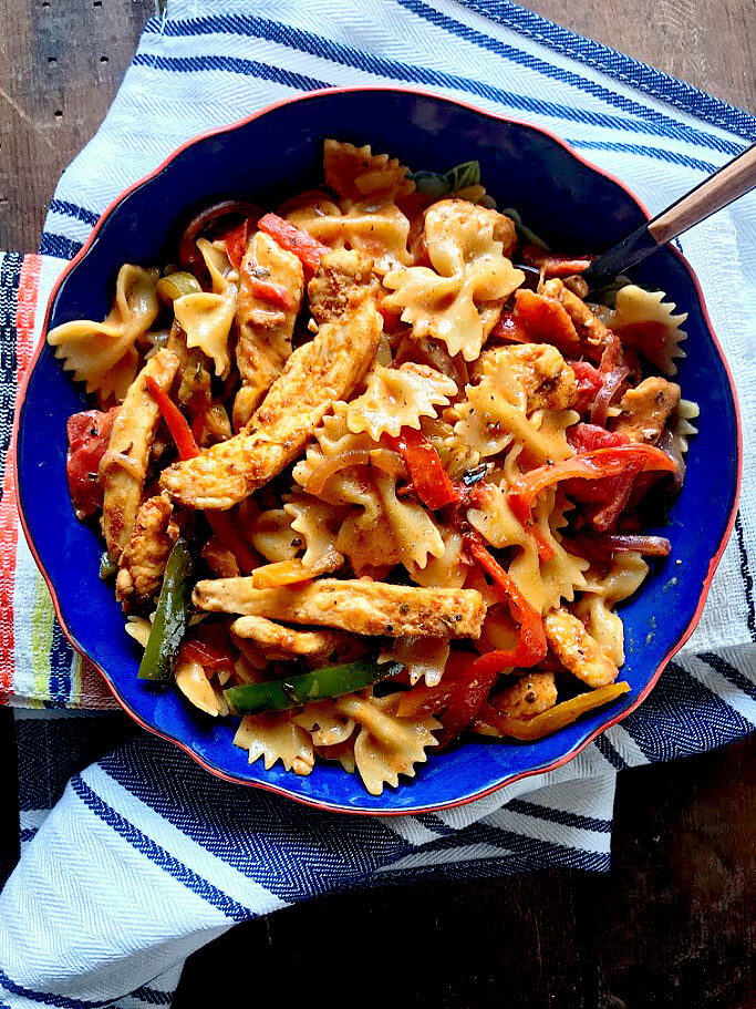 One Pot Creamy Chicken Fajita Pasta - The Skinnyish Dish